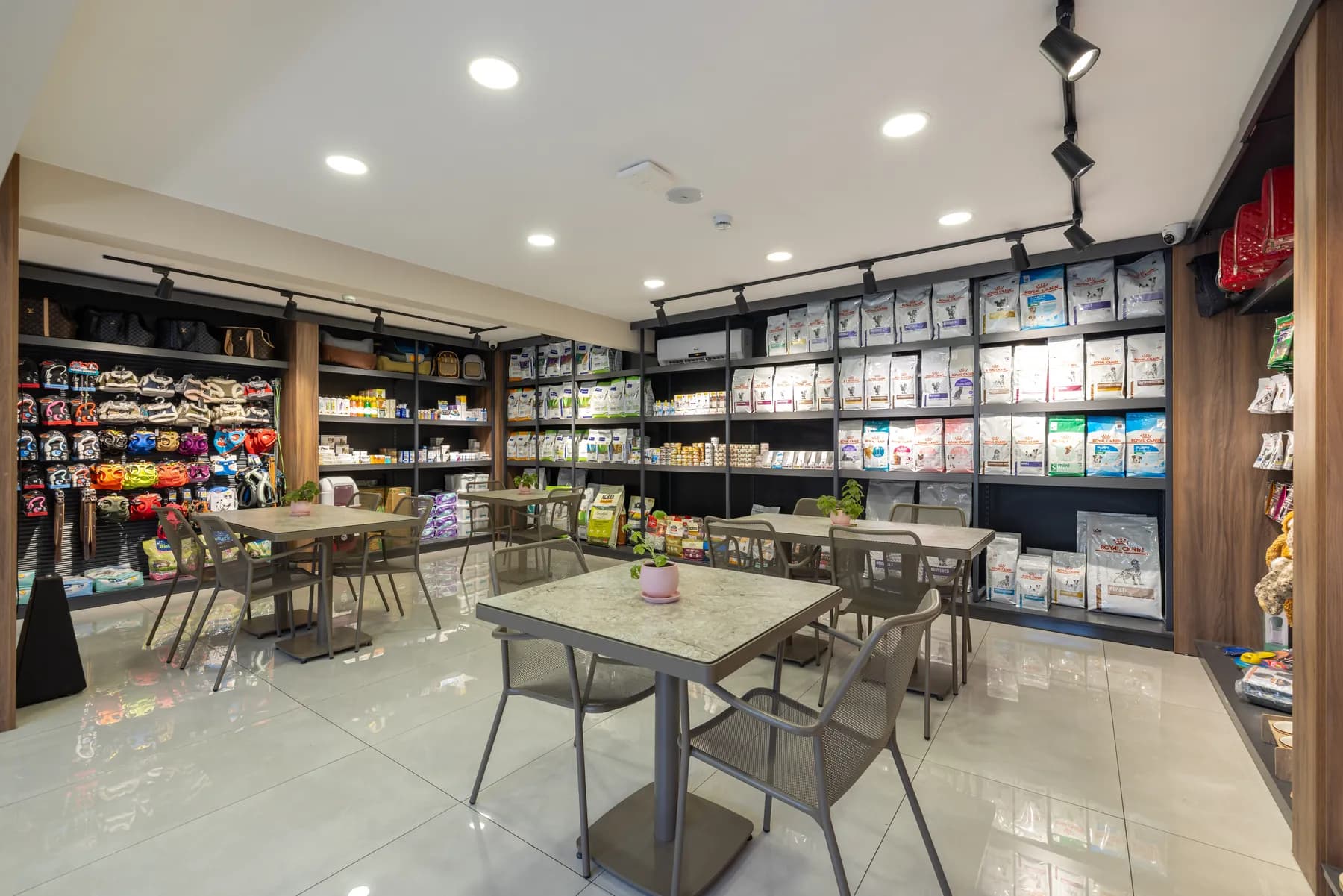 Florya Doğa Veteriner Polikliniği mağazasında mama ve bakım ürünleri